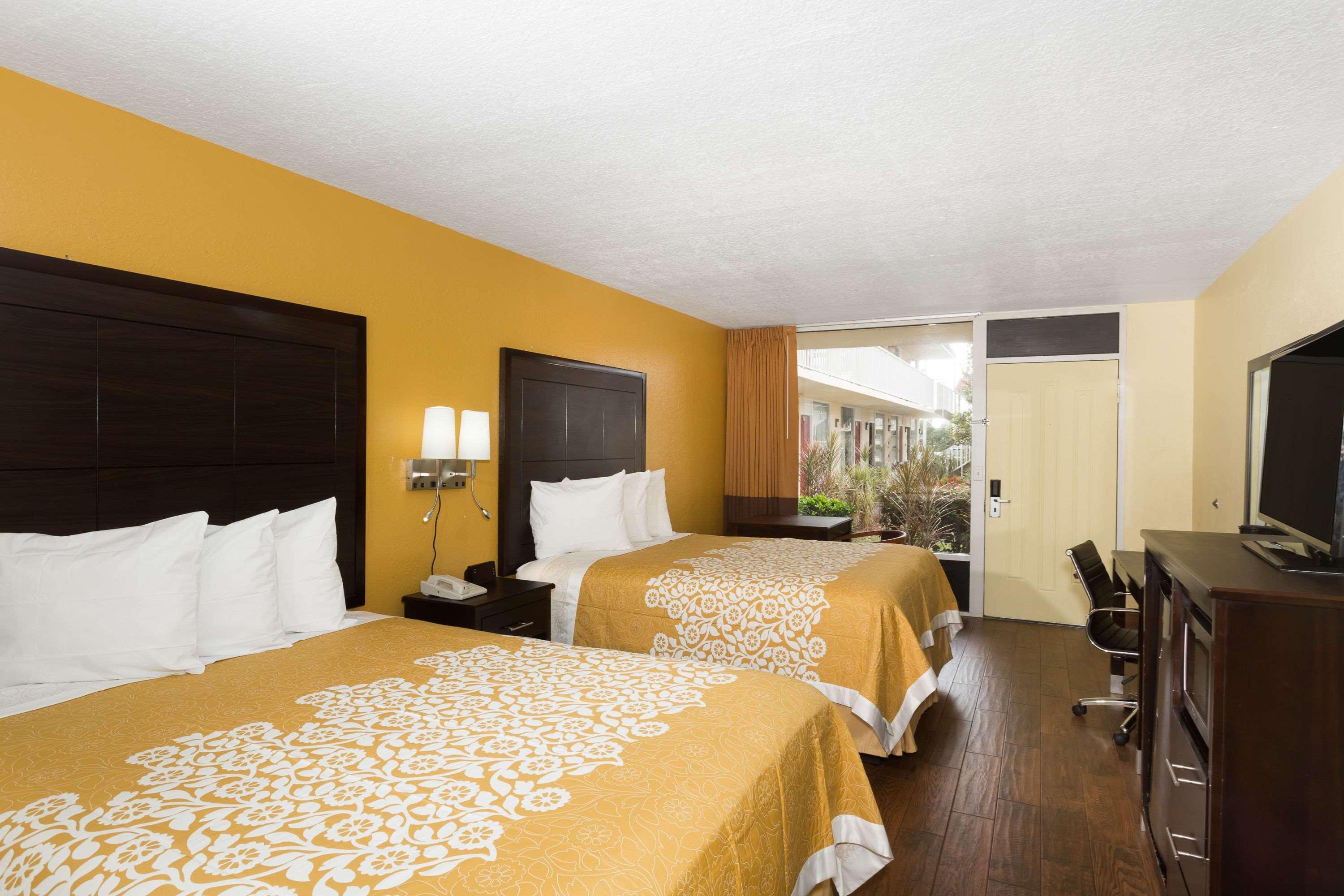 Days Inn & Suites By Wyndham Порт-Ричи Экстерьер фото